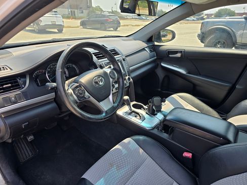 Used 2014 Toyota Camry SE FWD image 6
