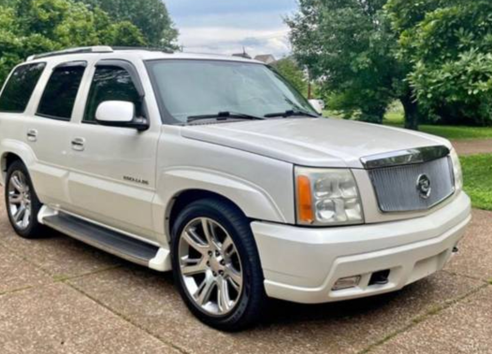 Used 2004 Cadillac Escalade AWD image 2