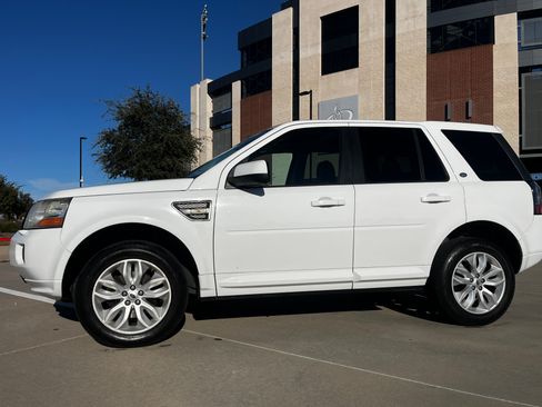 Used 2013 Land Rover LR2 HSE image 2