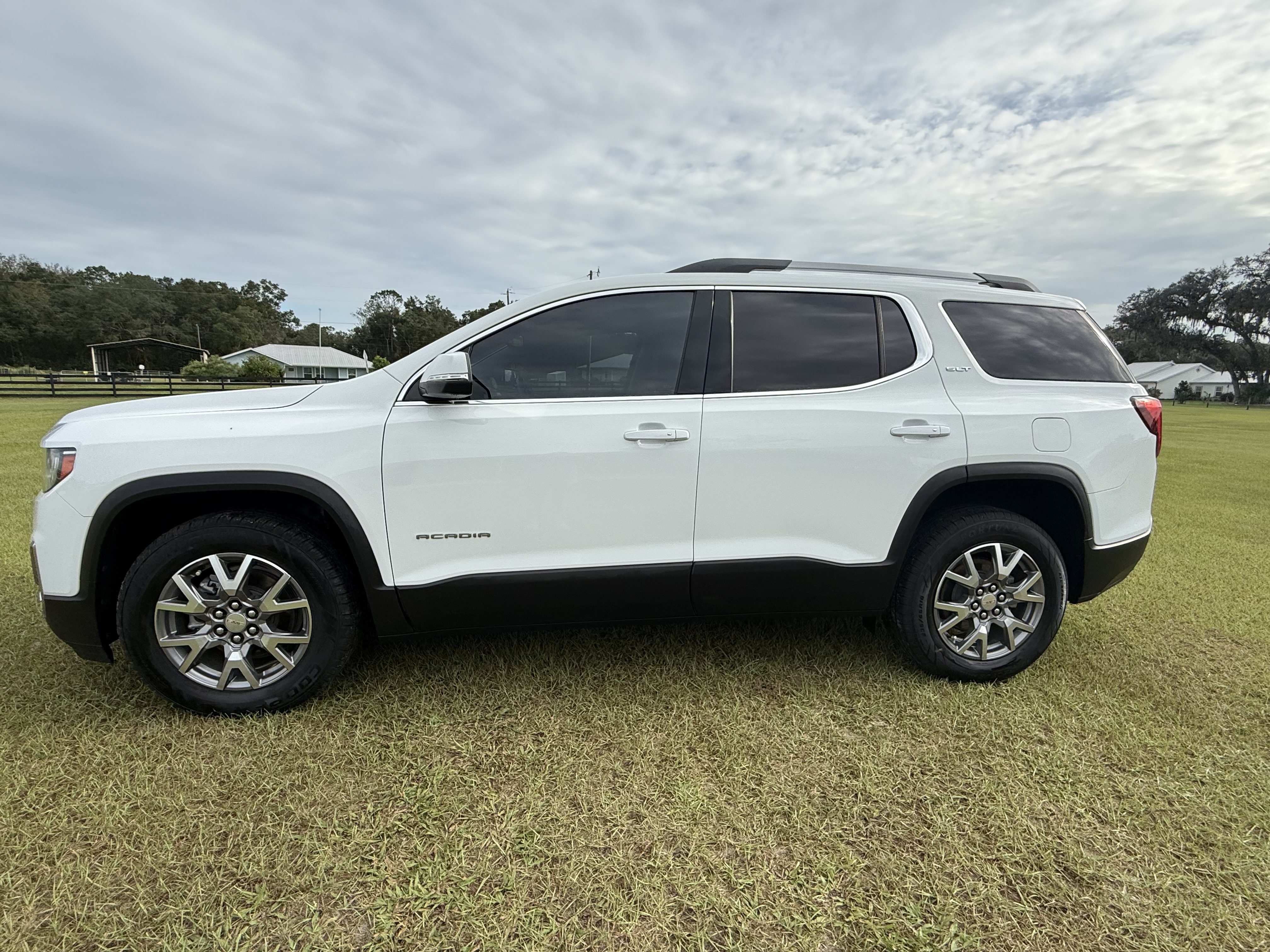 Used 2021 GMC Acadia SLT w/ Technology Package FWD image 8