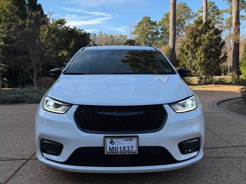 Used 2025 Chrysler Pacifica Premium image 2