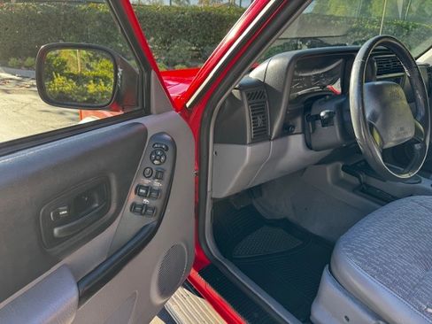 Used 1998 Jeep Cherokee Sport image 10