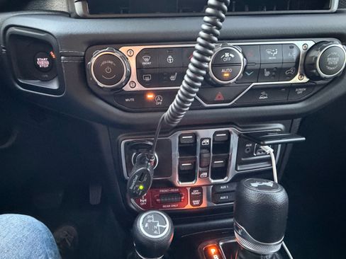 Used 2024 Jeep Wrangler Unlimited Rubicon w/ Technology Group image 13