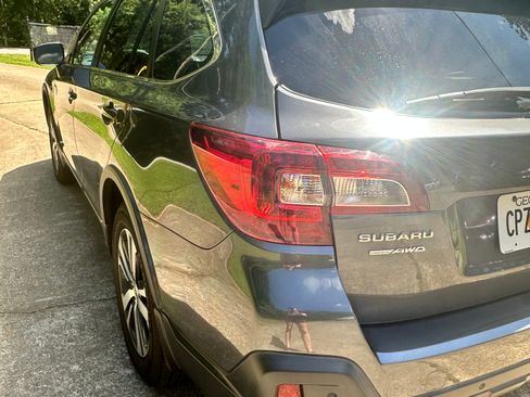 Used 2018 Subaru Outback 3.6R Limited AWD/4WD image 9