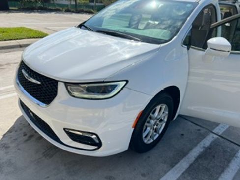 Used 2021 Chrysler Pacifica Touring-L FWD image 5