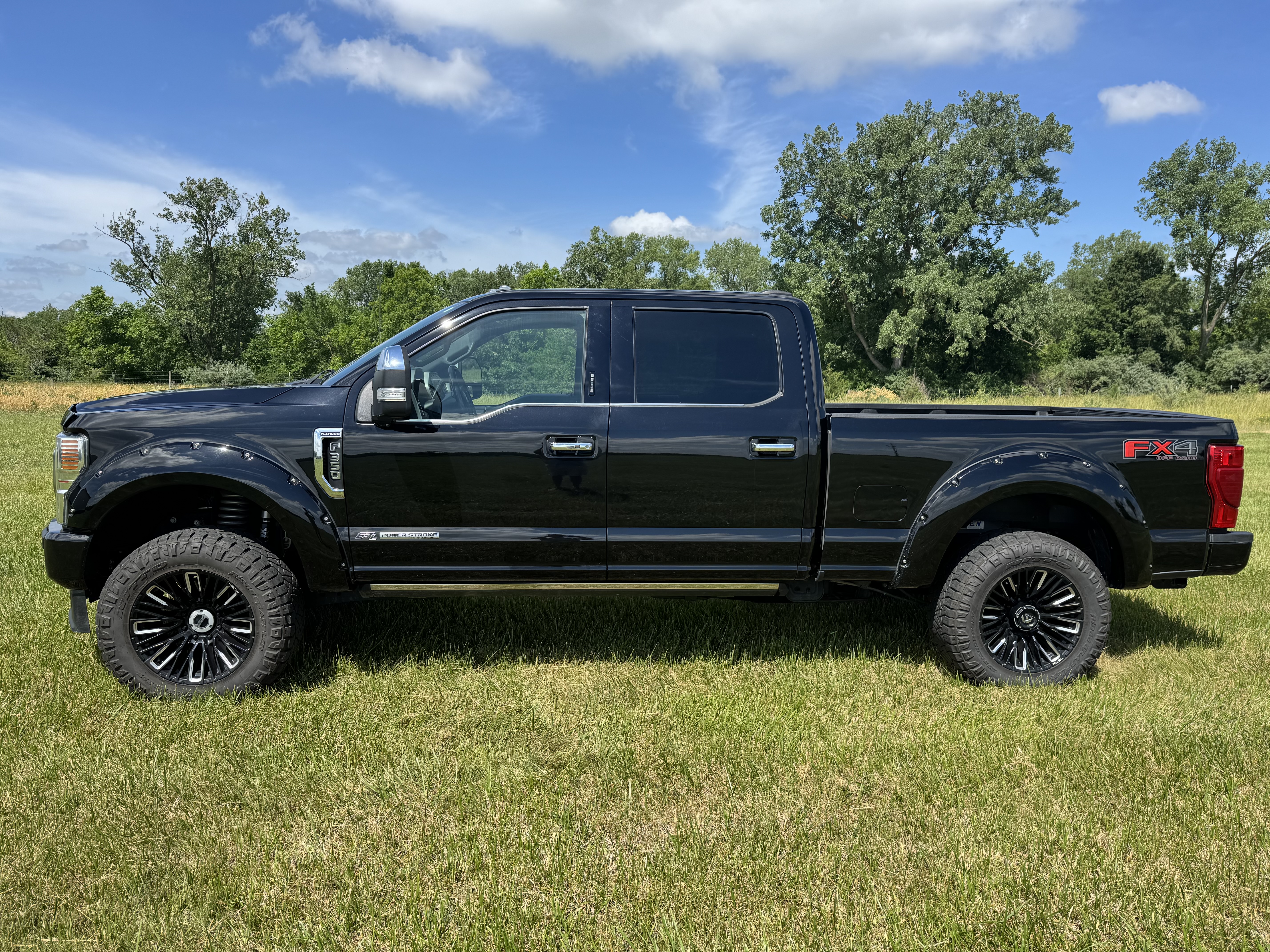 Used 2022 Ford F350 Platinum w/ FX4 Off-Road Package AWD/4WD image 1