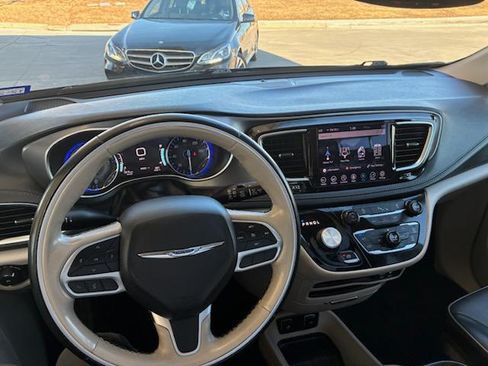 Used 2019 Chrysler Pacifica Limited image 10