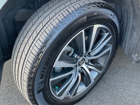 Used 2022 Toyota Venza LE AWD/4WD image 10