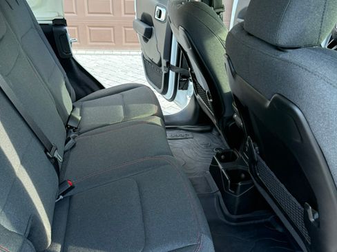 Used 2025 Jeep Wrangler Unlimited Rubicon image 23