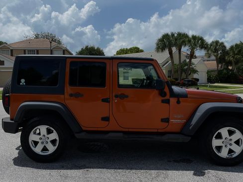 Used 2011 Jeep Wrangler Unlimited Sahara AWD/4WD image 4