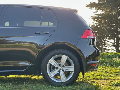 Used 2017 Volkswagen Golf Wolfsburg Edition image 31
