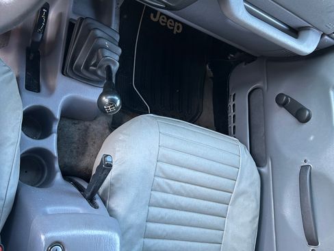 Used 1998 Jeep Wrangler SE image 19