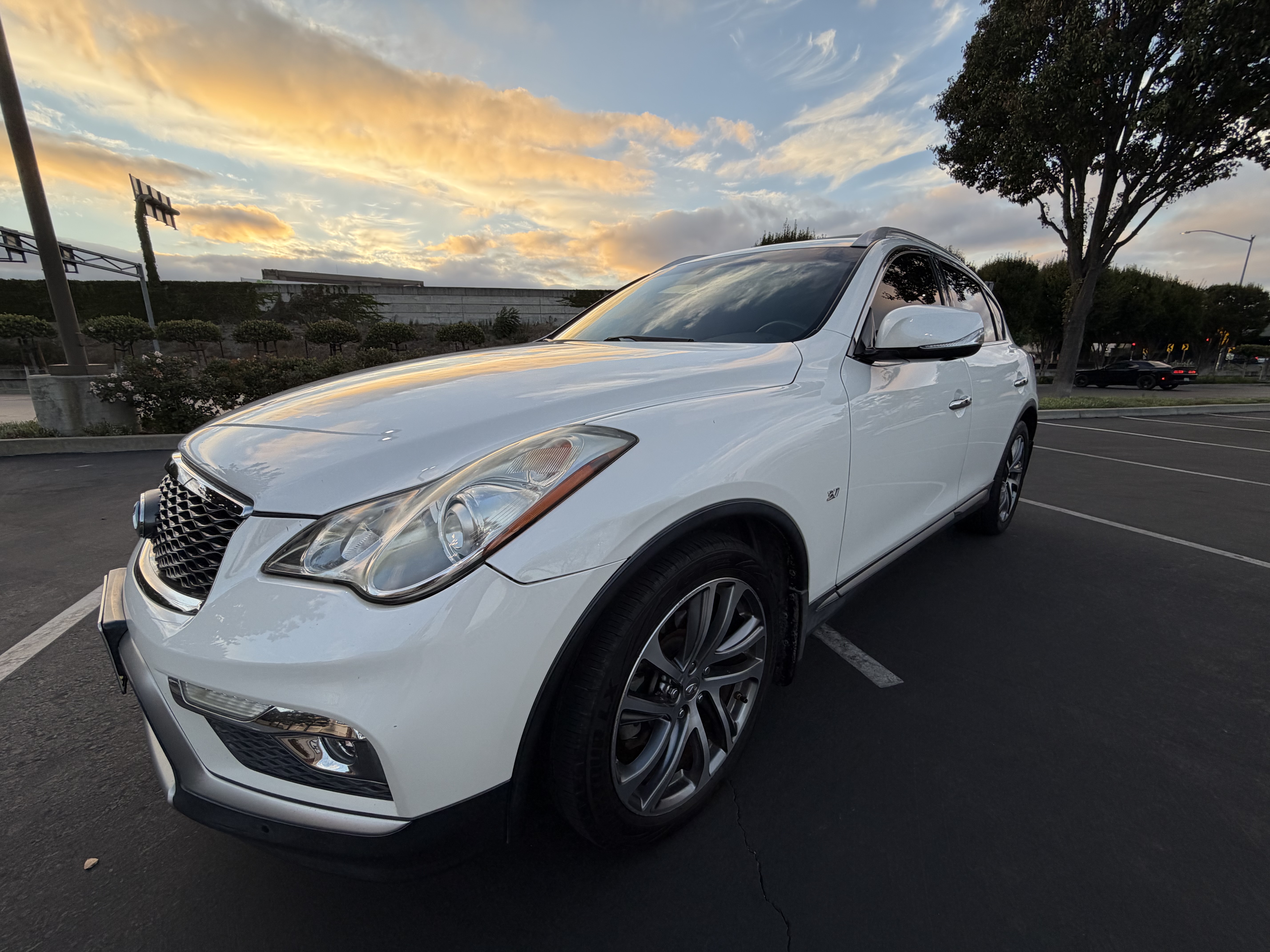 Used 2017 INFINITI QX50 2WD w/ Premium Plus Package image 2