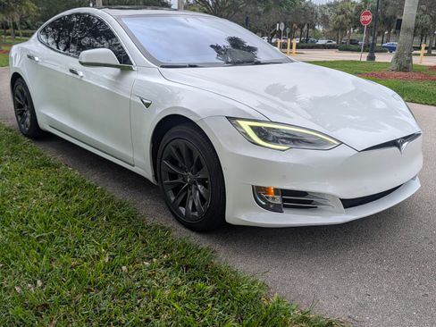 Used 2020 Tesla Model S Long Range Plus image 9