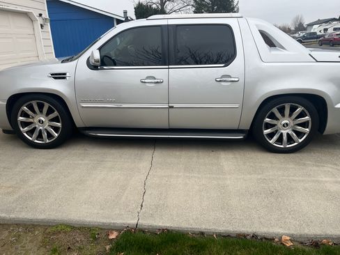 Used 2012 Cadillac Escalade EXT Luxury image 4