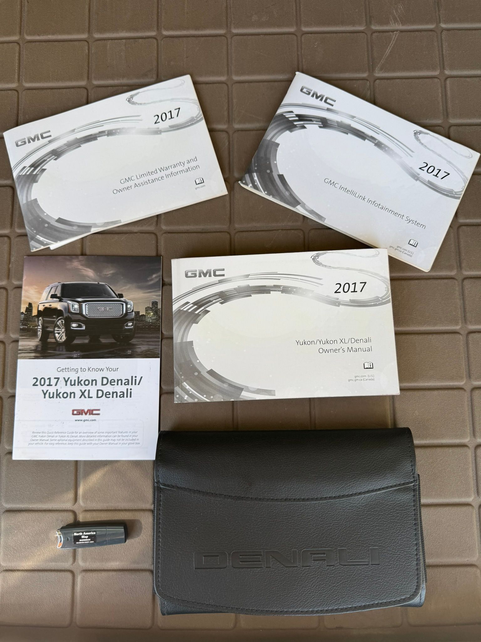 Used 2017 GMC Yukon XL Denali w/ Open Road Package AWD/4WD image 32