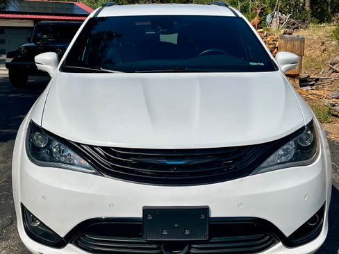 Used 2019 Chrysler Pacifica Limited w/ Advanced Safetytec Group FWD image 2