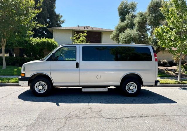 Used 2008 Chevrolet Express 3500 Passenger w/ LT Preferred Equipment Group RWD image 10