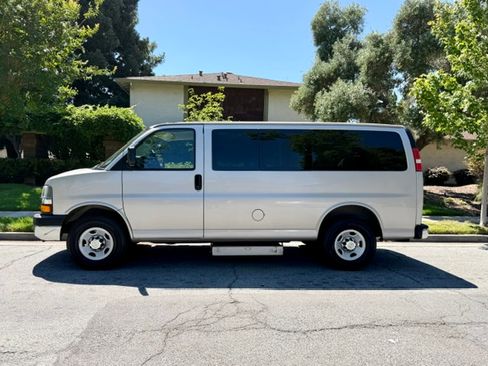 Used 2008 Chevrolet Express 3500 Passenger w/ LT Preferred Equipment Group RWD image 10