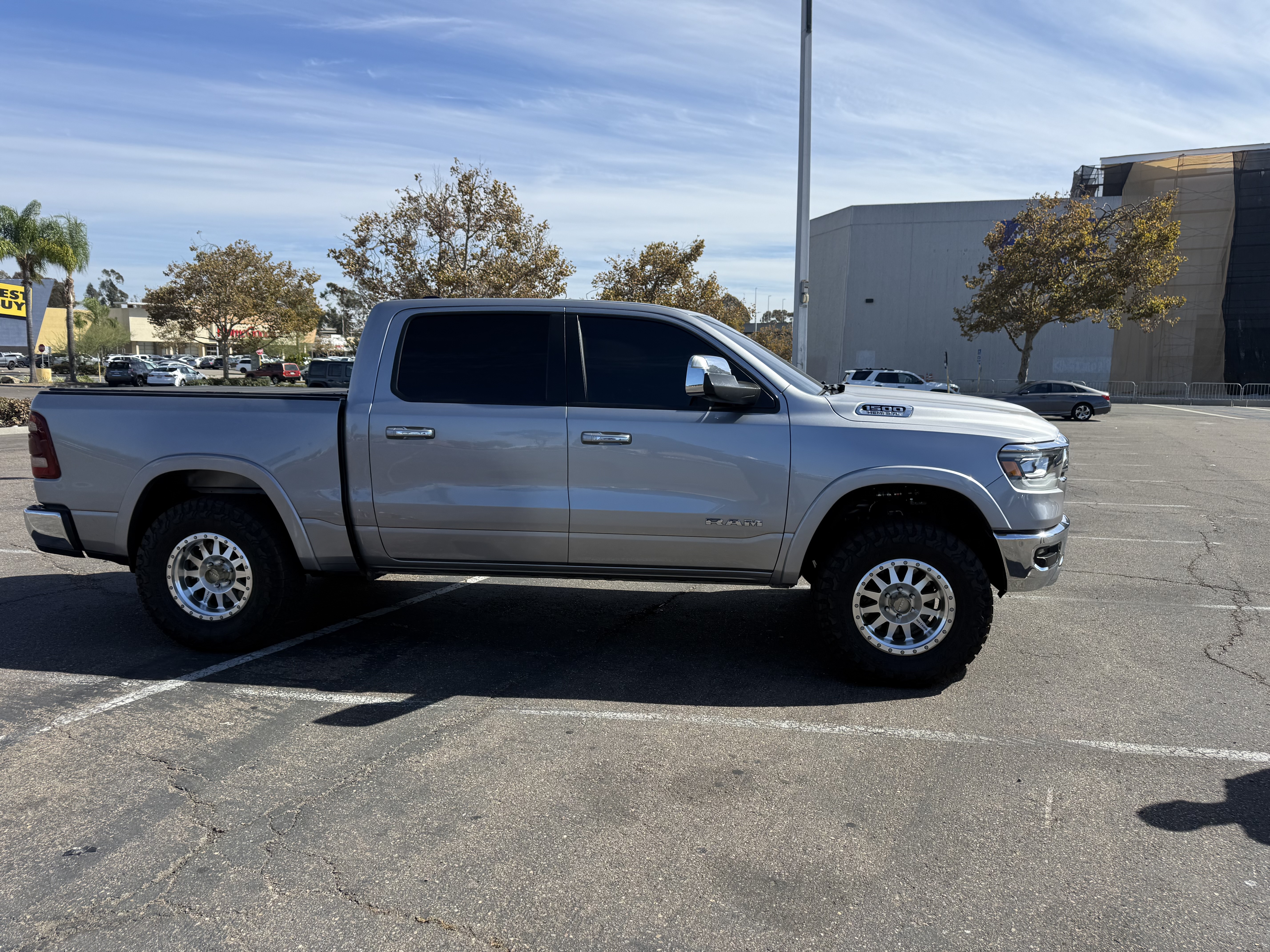 Used 2022 RAM 1500 Laramie AWD/4WD image 2