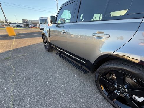 Used 2024 Land Rover Defender 130 X-Dynamic SE image 4