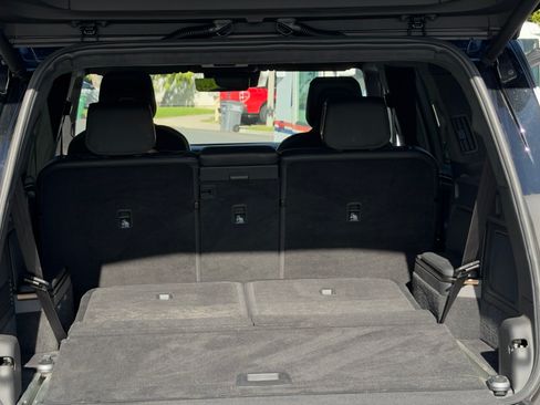 Used 2025 Rivian R1S Premium image 14