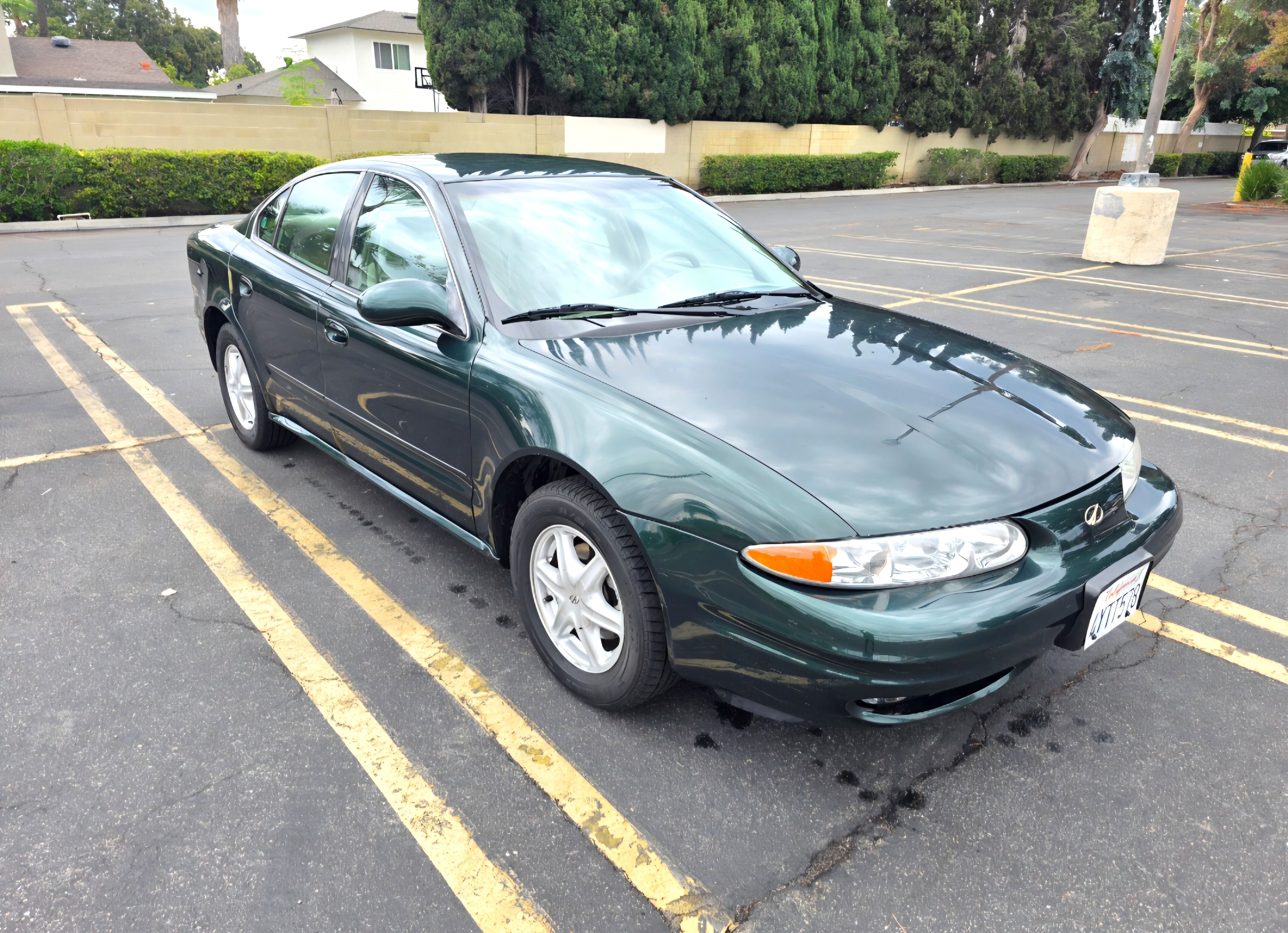 Used 2002 Oldsmobile Alero GL w/ Gold Pkg FWD image 1
