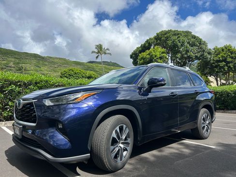 Used 2023 Toyota Highlander XLE FWD image 4