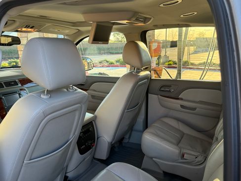 Used 2013 Chevrolet Suburban 2500 LT image 13