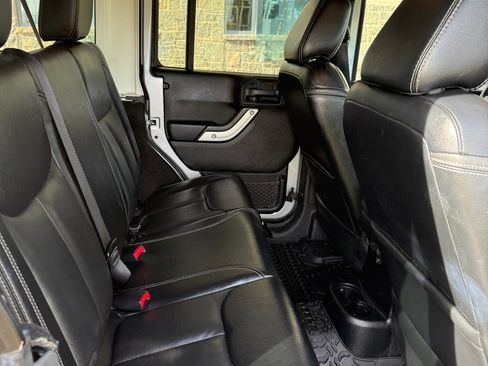 Used 2016 Jeep Wrangler Unlimited Sahara w/ Connectivity Group image 8