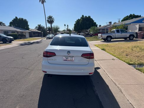 Used 2016 Volkswagen Jetta SE image 2