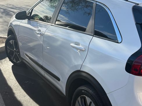 Used 2022 Kia Niro EX image 9