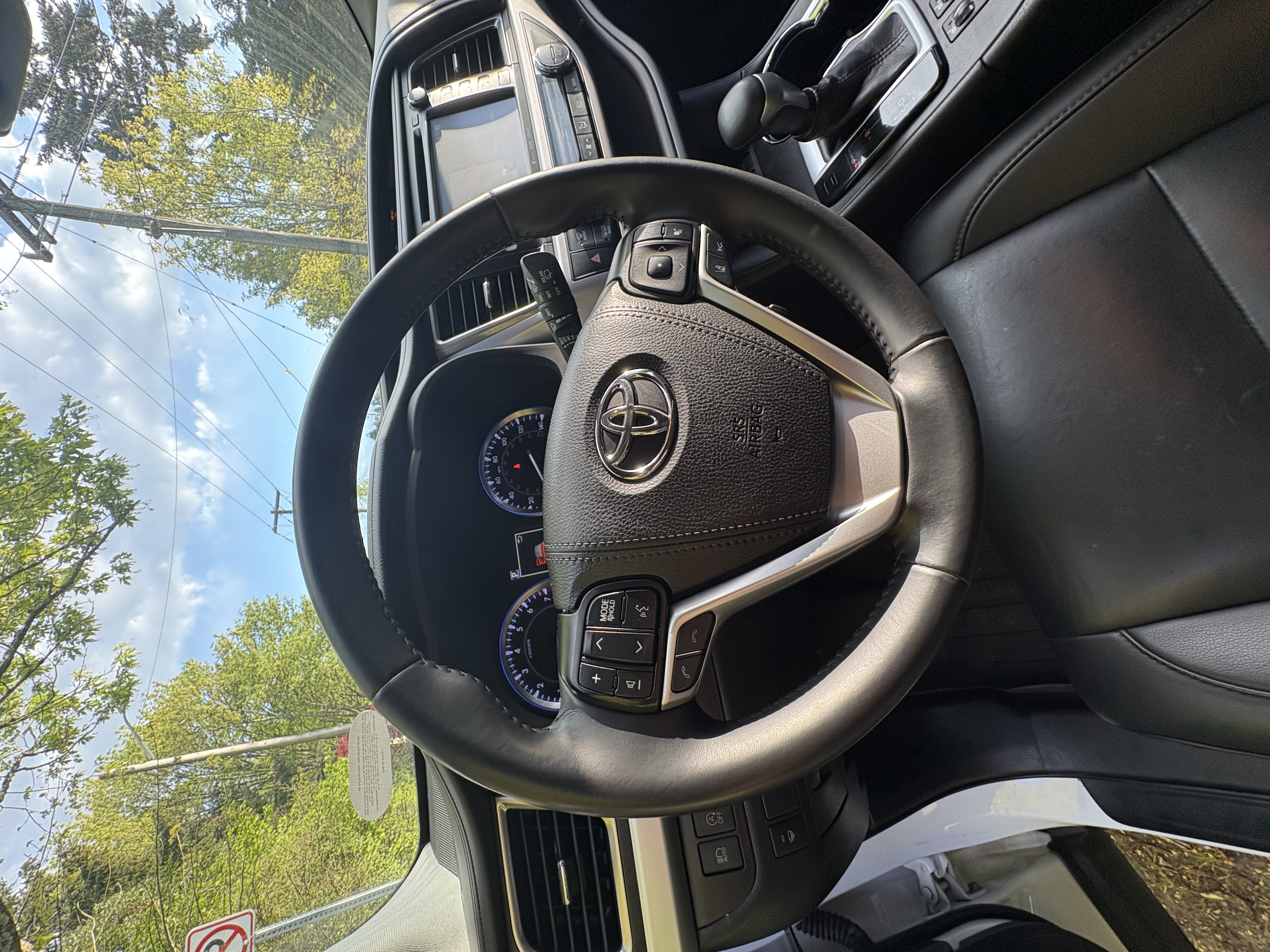 Used 2019 Toyota Highlander XLE w/ Carpet Mat Package (TMS) AWD/4WD image 4