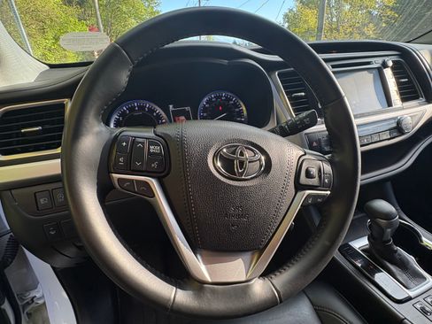 Used 2019 Toyota Highlander XLE w/ Carpet Mat Package (TMS) AWD/4WD image 4