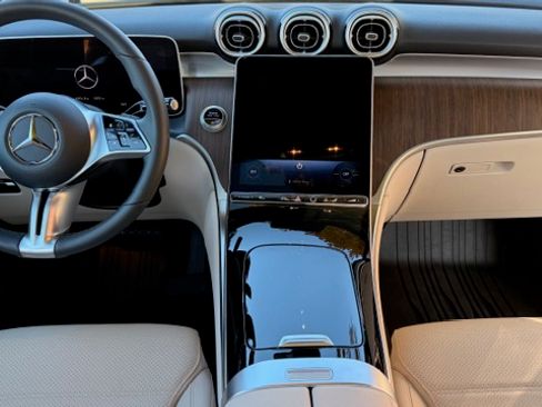 Used 2025 Mercedes-Benz GLC 300 4MATIC image 19