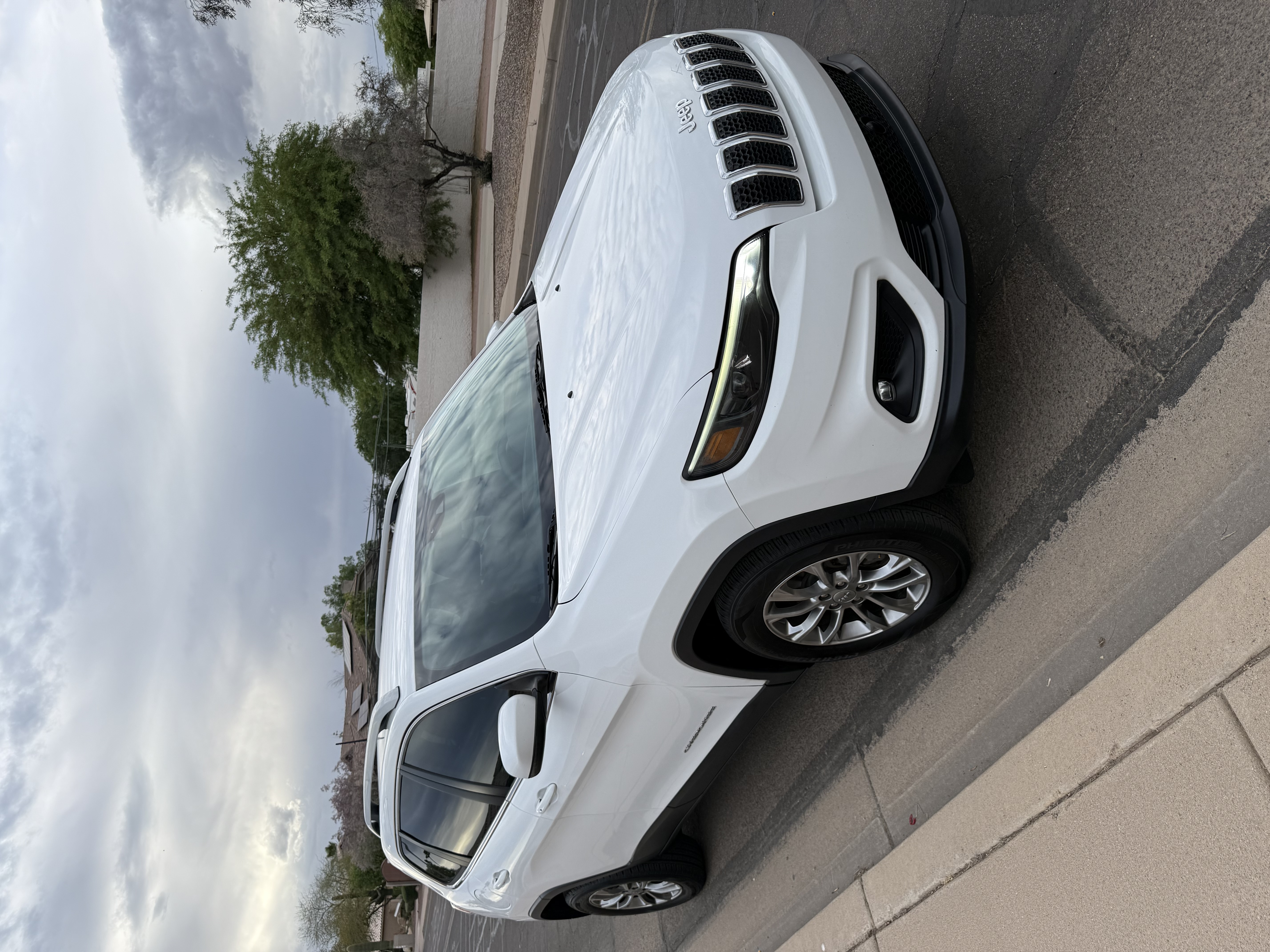 Used 2020 Jeep Cherokee Latitude Plus w/ Advanced Safety Group FWD image 2