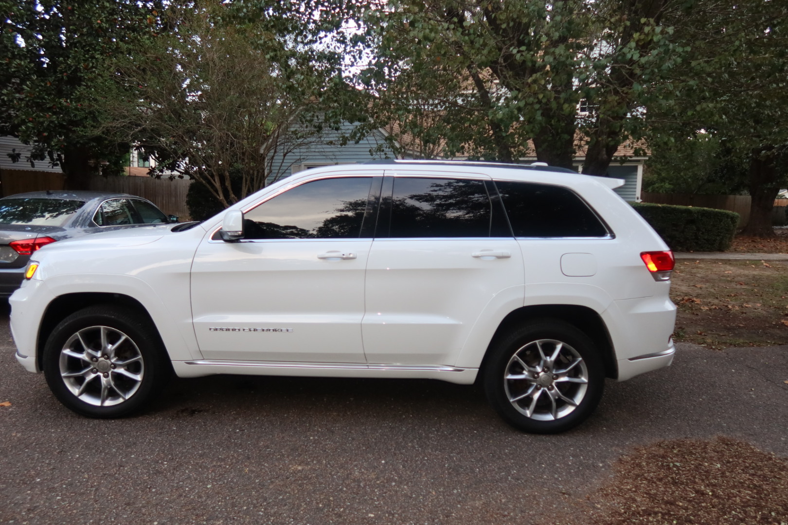Used 2015 Jeep Grand Cherokee Summit w/ Platinum Series Group AWD/4WD image 4