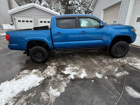 Used 2017 Toyota Tacoma TRD Sport w/ Tow Package (A/T) image 2