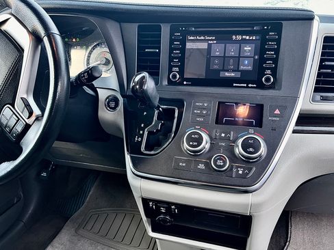 Used 2018 Toyota Sienna XLE image 12