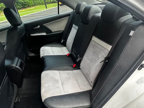 Used 2012 Toyota Camry SE w/ Leather Pkg FWD image 10