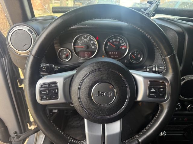 Used 2015 Jeep Wrangler Unlimited Rubicon AWD/4WD image 4