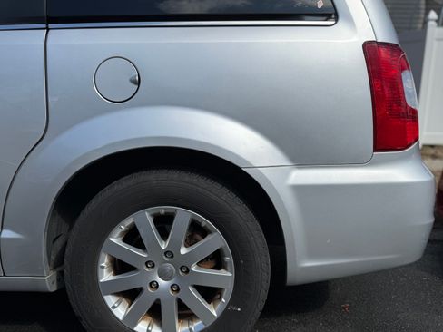 Used 2011 Chrysler Town & Country Touring-L w/ Entertainment Group #2 FWD image 10