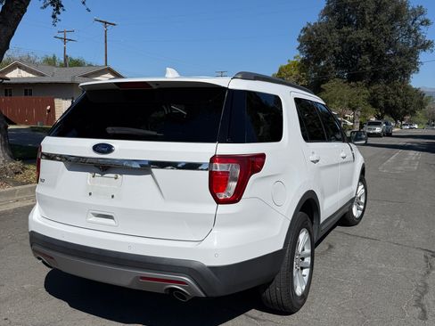Used 2016 Ford Explorer XLT image 2