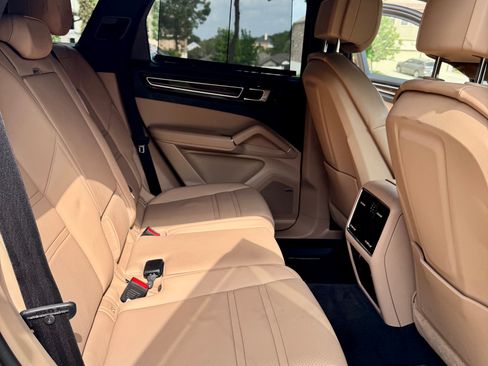 Used 2019 Porsche Cayenne image 18