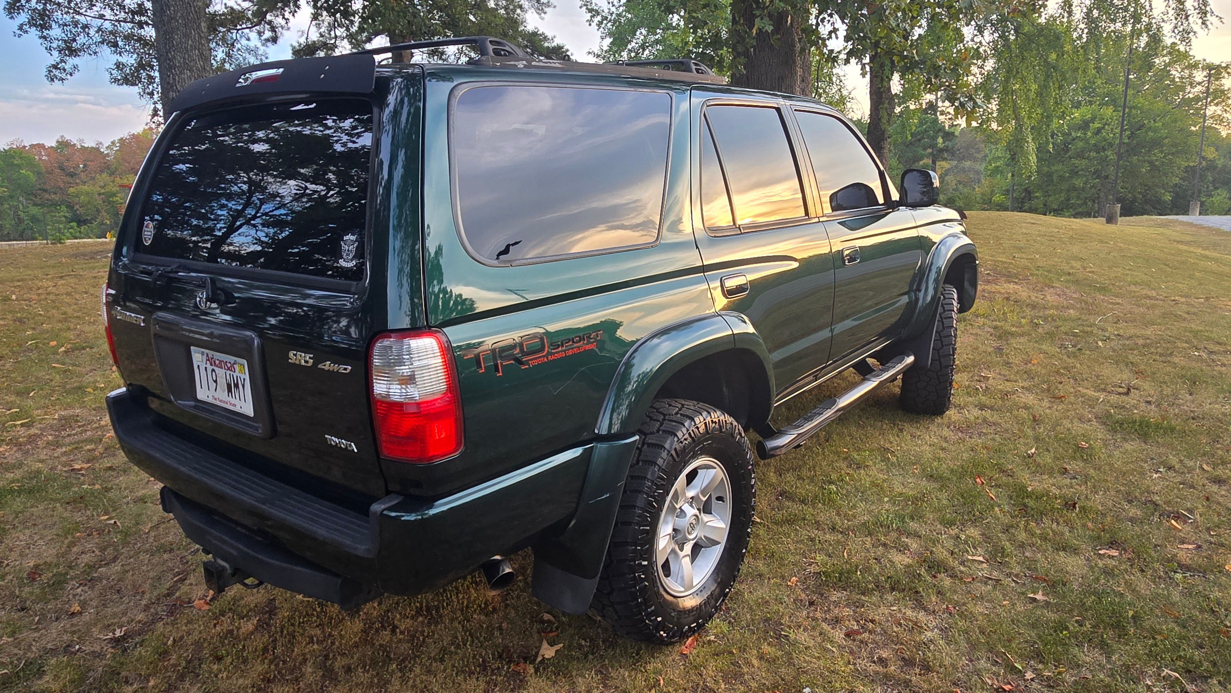 Used 2000 Toyota 4Runner SR5 AWD/4WD image 8