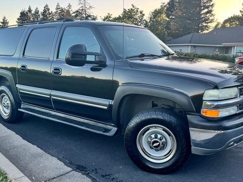 Used 2002 Chevrolet Suburban 2500 LT image 2