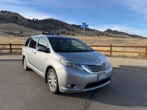 Used 2017 Toyota Sienna Limited Premium image 1