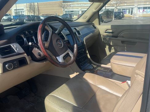 Used 2011 Cadillac Escalade Luxury image 5