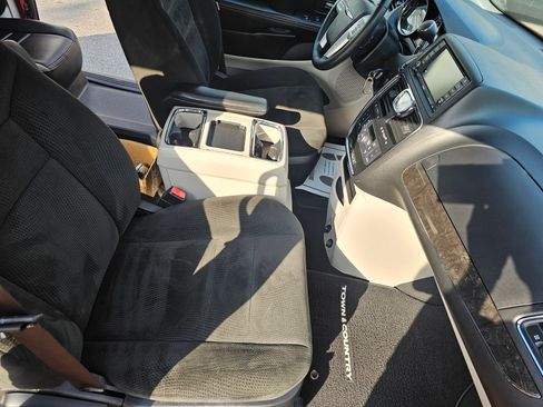 Used 2015 Chrysler Town & Country Touring image 12