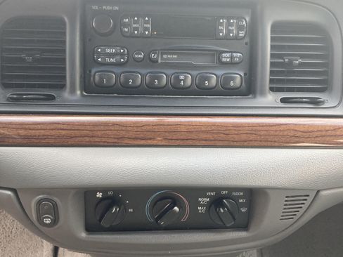 Used 2004 Ford Crown Victoria image 34